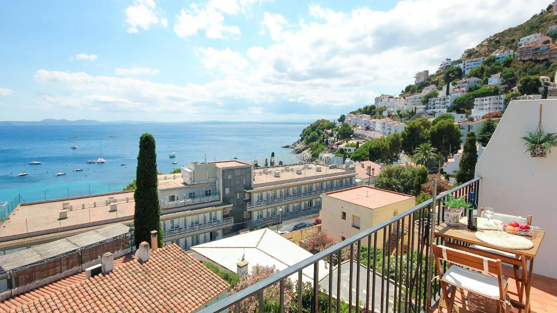 Apartment In Roses Near Sea