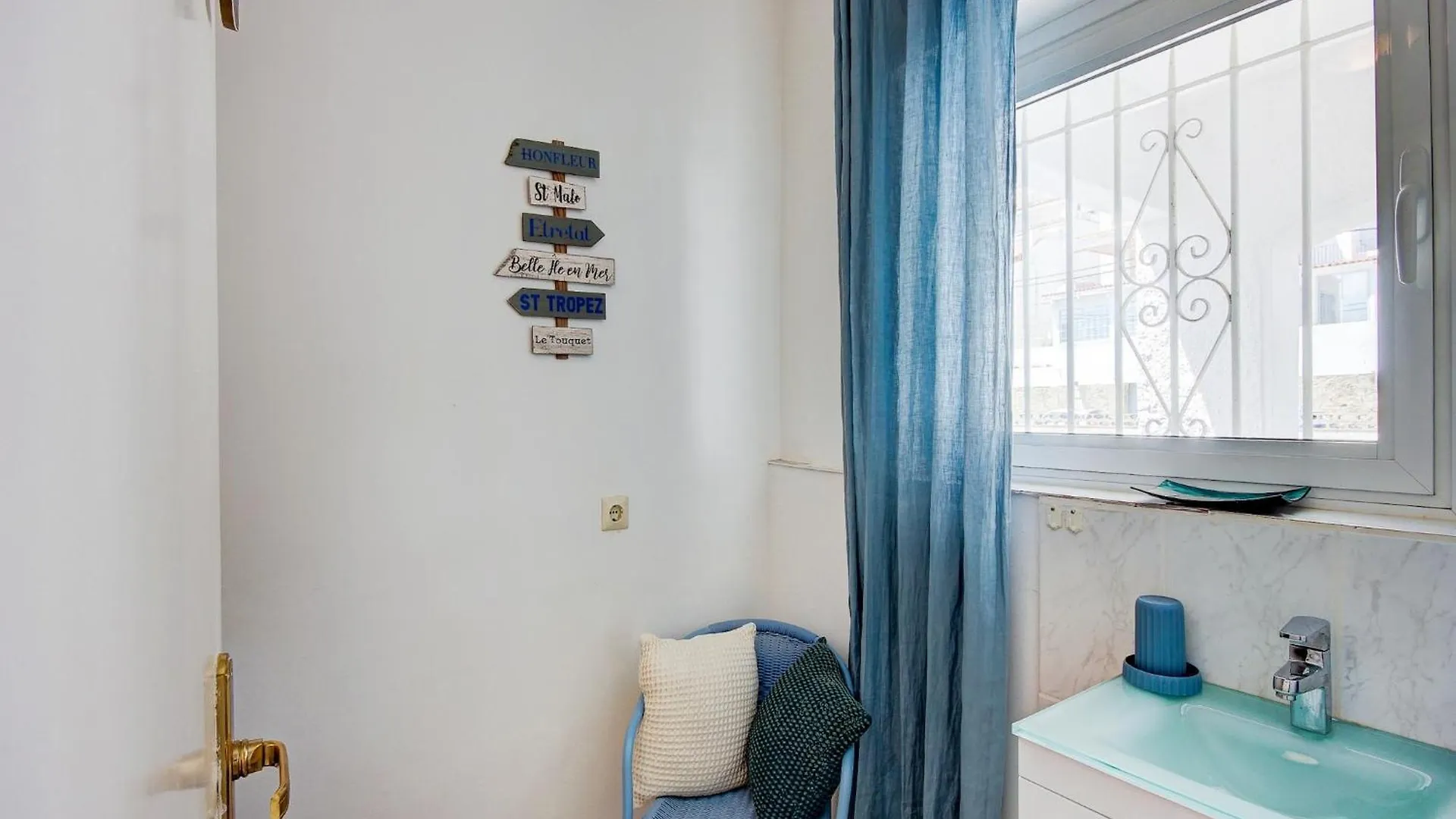 Apartment In Roses Near Sea