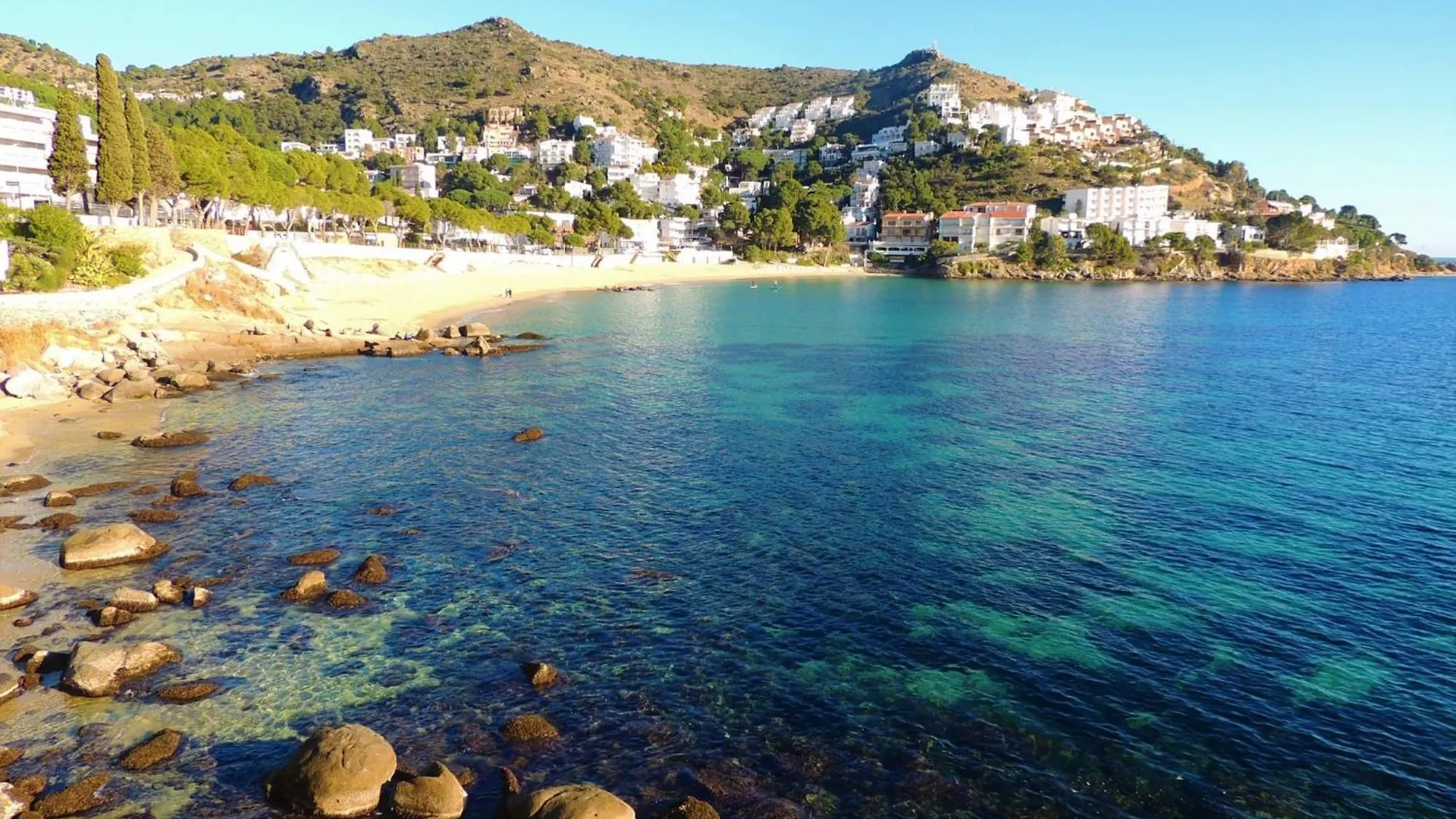 Apartment In Roses Near Sea
