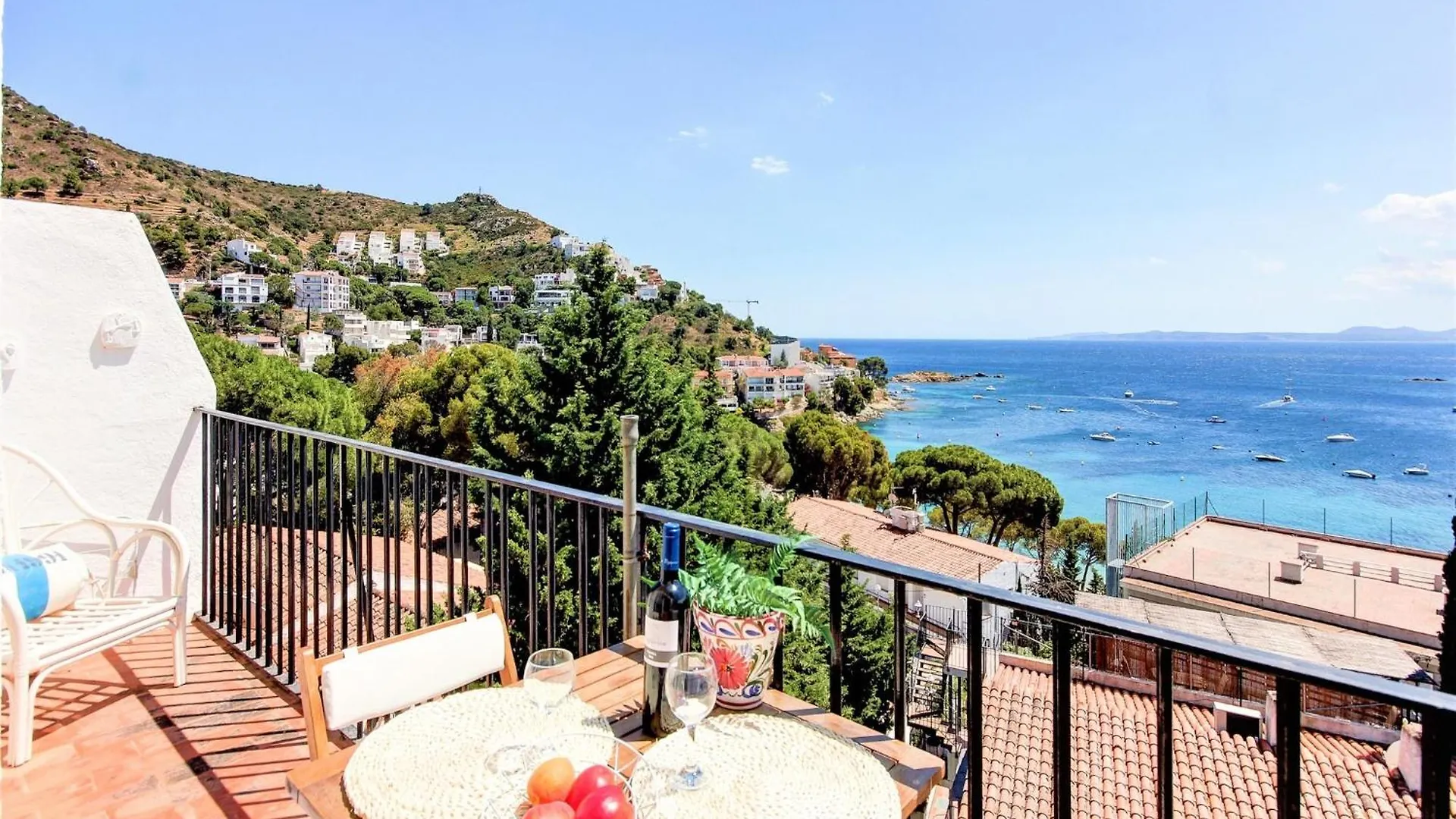 Apartment In Roses Near Sea